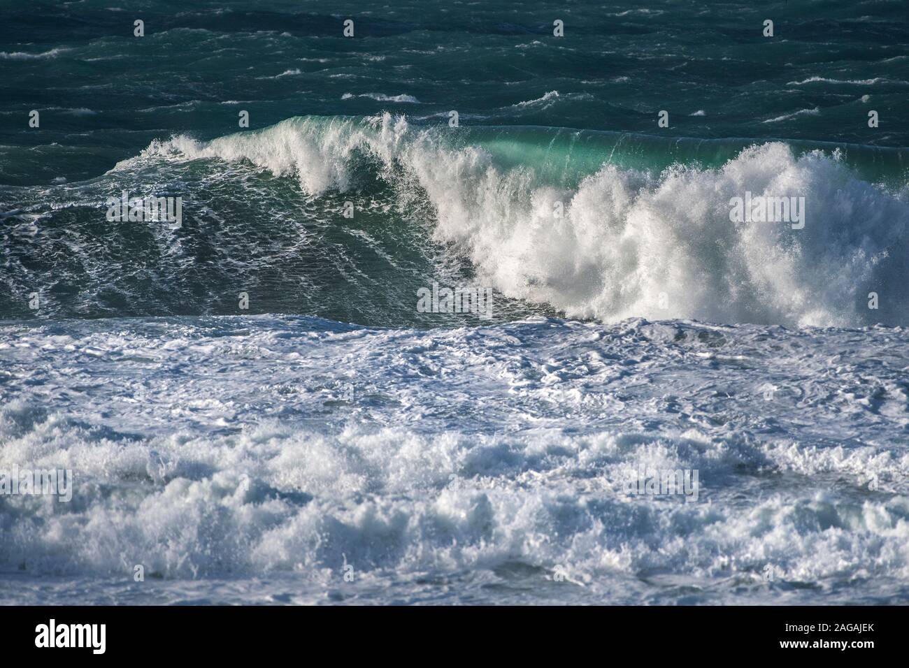 Wilden stürmischen Meer vor der Küste von Cornwall. Stockfoto