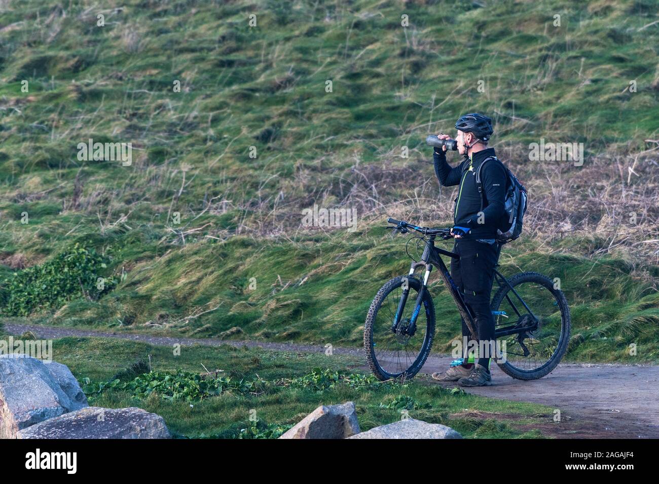 Ein Mountainbiker ausruhen und Trinken aus seiner Wasserflasche. Stockfoto