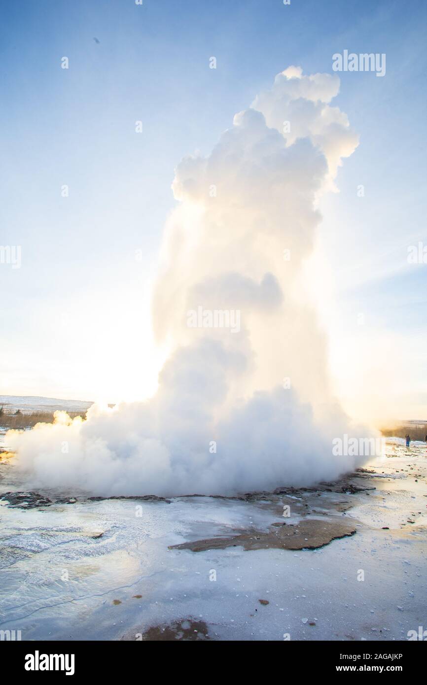 Vertikale Aufnahme des schönen Geyser Strokkur in Island Stockfoto