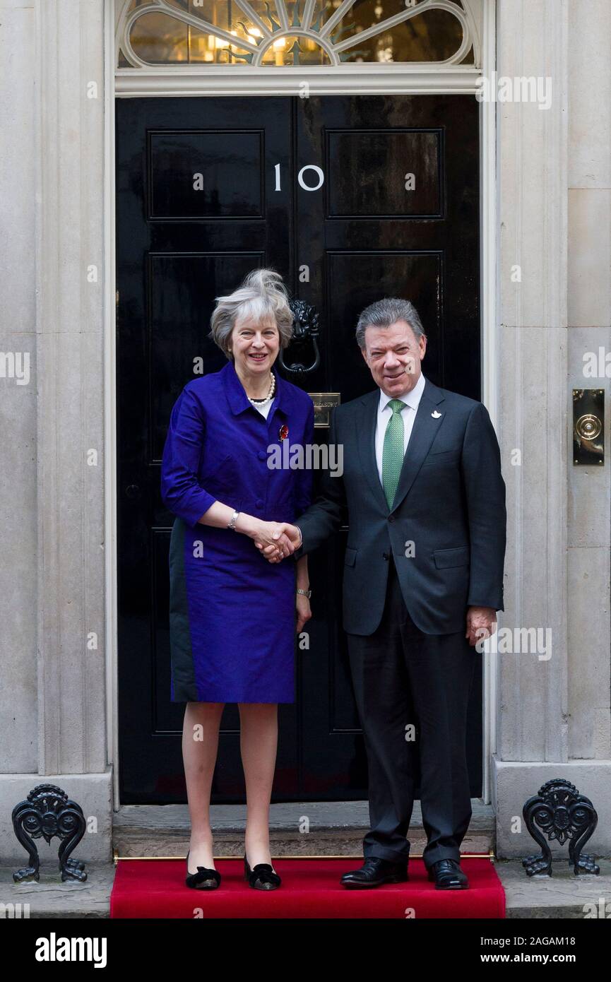 Der britische Premierminister Theresa May Begrüßung der kolumbianische Präsident Juan Manuel Santos auf die Schritte der Downing Street, London, Großbritannien. Stockfoto