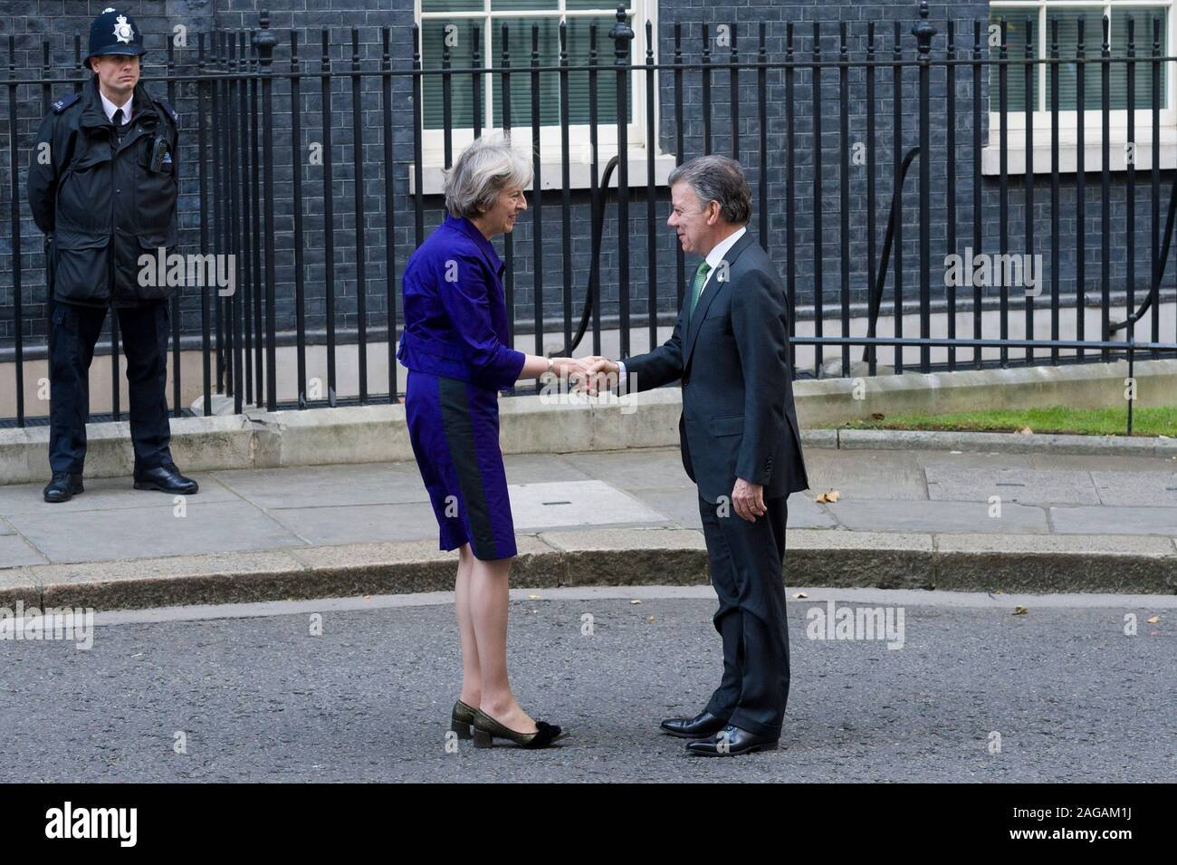 Der britische Premierminister Theresa May Begrüßung der kolumbianische Präsident Juan Manuel Santos auf die Schritte der Downing Street, London, Großbritannien. Stockfoto