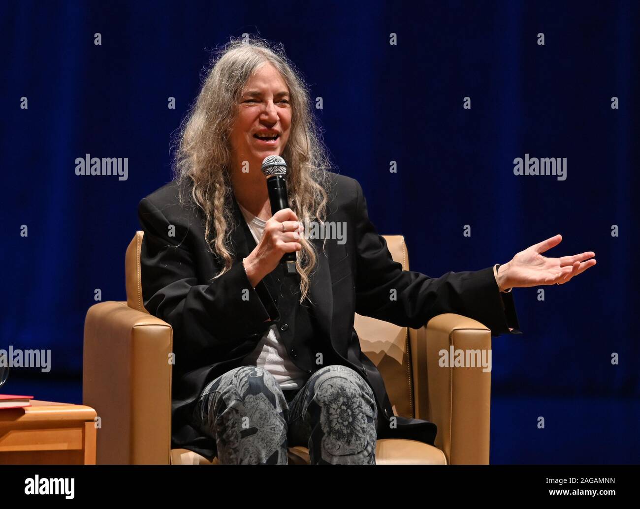 MIAMI, FL - Dezember 17: Patti Smith bei einem Abend mit Patti Smith Förderung Ihr neues Buch 'Jahr des Affen' an, Adrienne Arsht Center für Darstellende Künste - Ritter Konzertsaal am Dezember 17, 2019 in Miami, Florida. Quelle: MPI04/MediaPunch Stockfoto