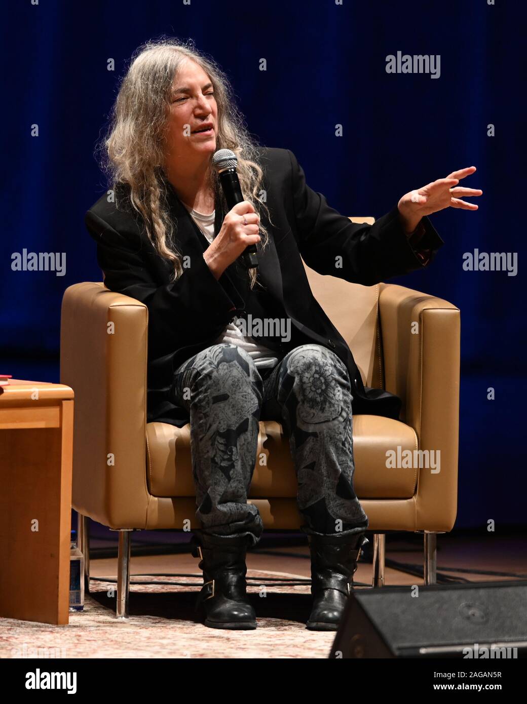 Miami, FL, USA. 17 Dez, 2019. Patti Smith bei einem Abend mit Patti Smith Förderung Ihr neues Buch 'Jahr des Affen' an, Adrienne Arsht Center für Darstellende Künste - Ritter Konzertsaal am Dezember 17, 2019 in Miami, Florida. Quelle: MPI04/Medien Punch/Alamy leben Nachrichten Stockfoto