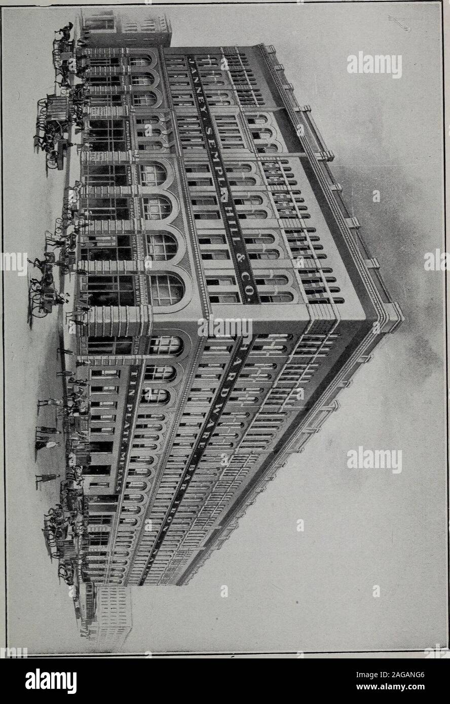 . Hudson's Wörterbuch von Minneapolis und Umgebung; ein Handbuch für Fremde und Bewohner. s Bei der Der vertretungsbüros der Washburn-Crosby Co angefordert werden können, in der Kammer der CommerceBldg werden. Alle Mühlen sind die neuesten modernen fittedwith rollerprocess Maschinen. Einige der thefinest der Westseite Mühlen occupiedby standupon den Boden einmal die alten Mühlen, die de-stroyed durch den schrecklichen Mehl dustexplosion von 1878. Auf der newWashburn eine Mühle ist ein stonetablet in Erinnerung an die 18 em-atthat ployes, die ihr Leben verloren. Vor etwa 20 Jahren eine deutliche Tendenz theredeveloped toconsolidation von t Stockfoto