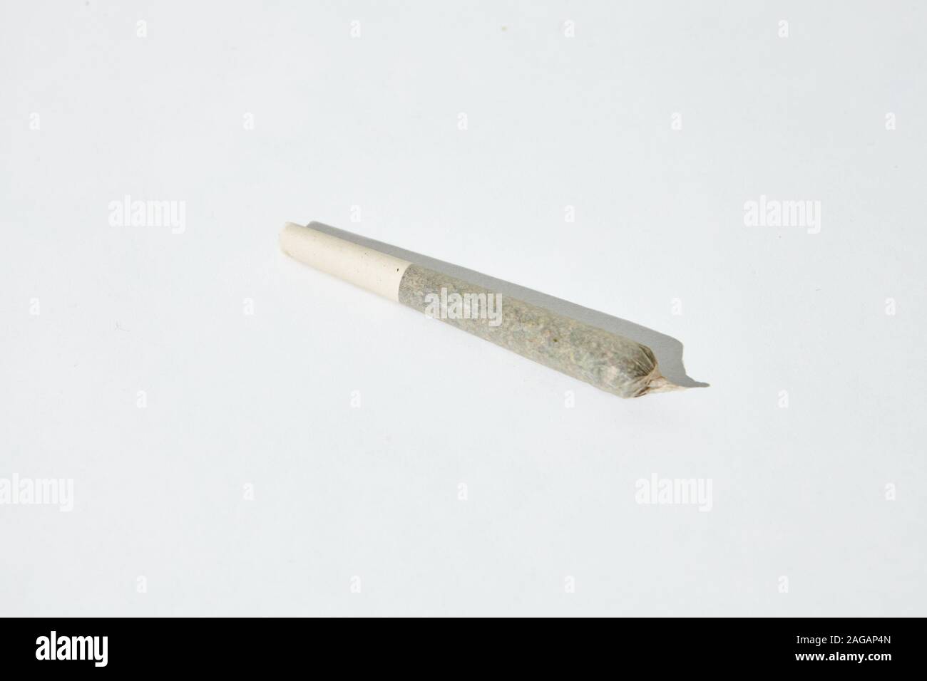 Isolierte Aufnahme eines Marihuanas stumpf auf weißem Hintergrund Stockfoto
