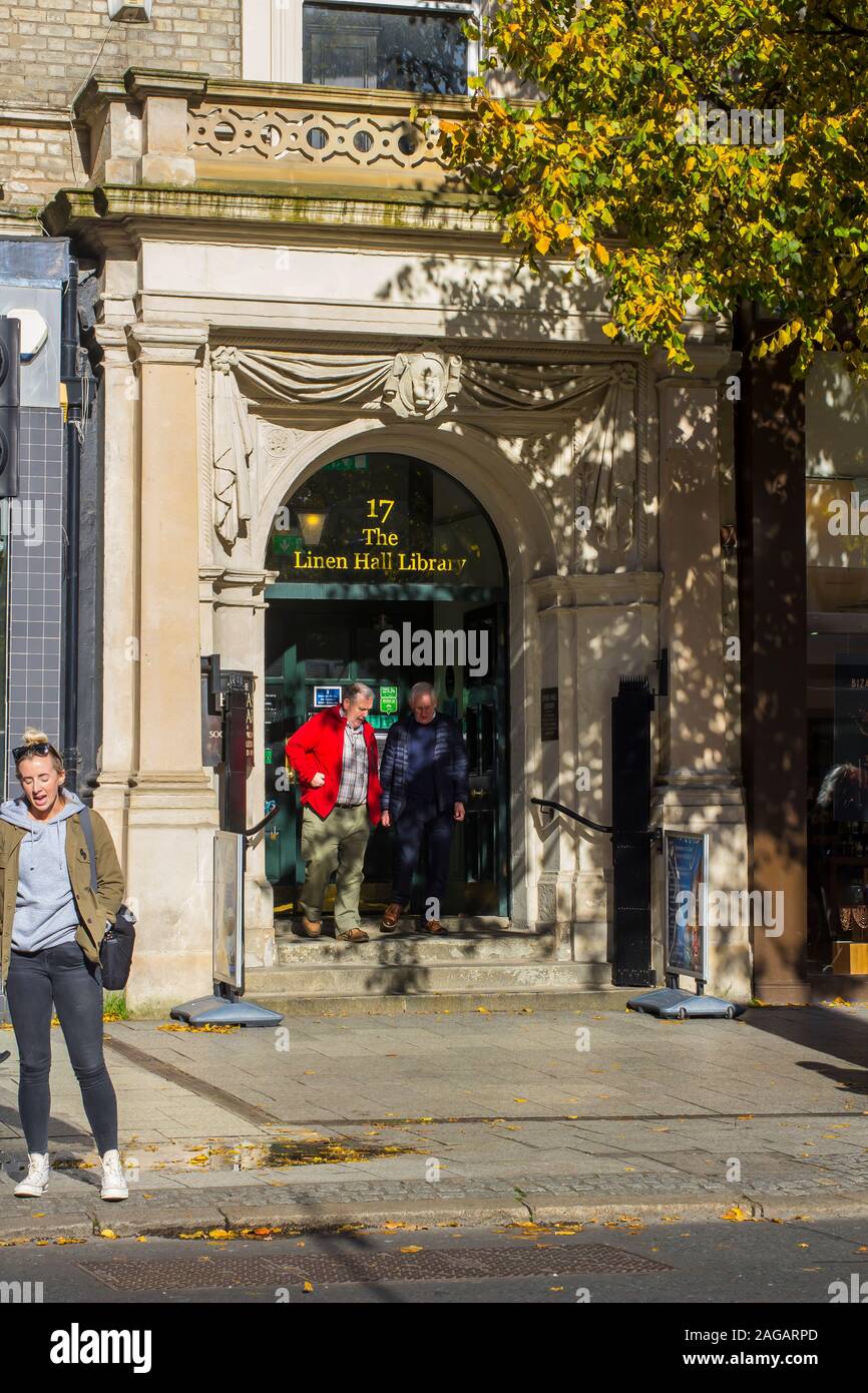 16. Oktober 2019 ein Paar der älteren Herren am Eingang von Belfast Linen Hall Library in Donegall Square North Belfast. Dieses berühmte Bibliothek ist eine Stockfoto