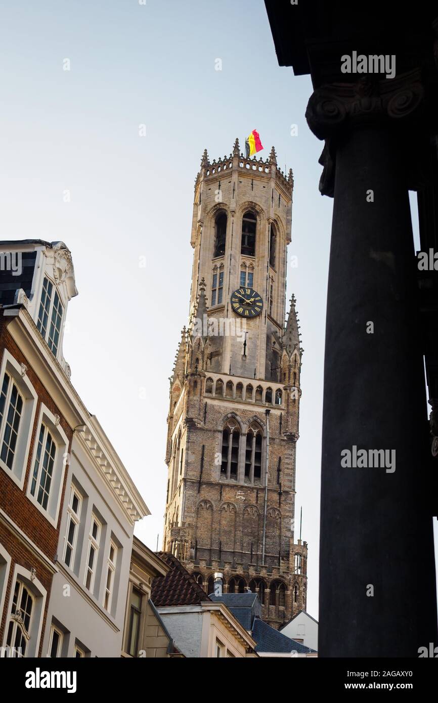 Blick auf den Turm der Markt Brügge von den typischen Straßen der belgischen Stadt in BelgiumOLYMPUS DIGITALKAMERA Stockfoto