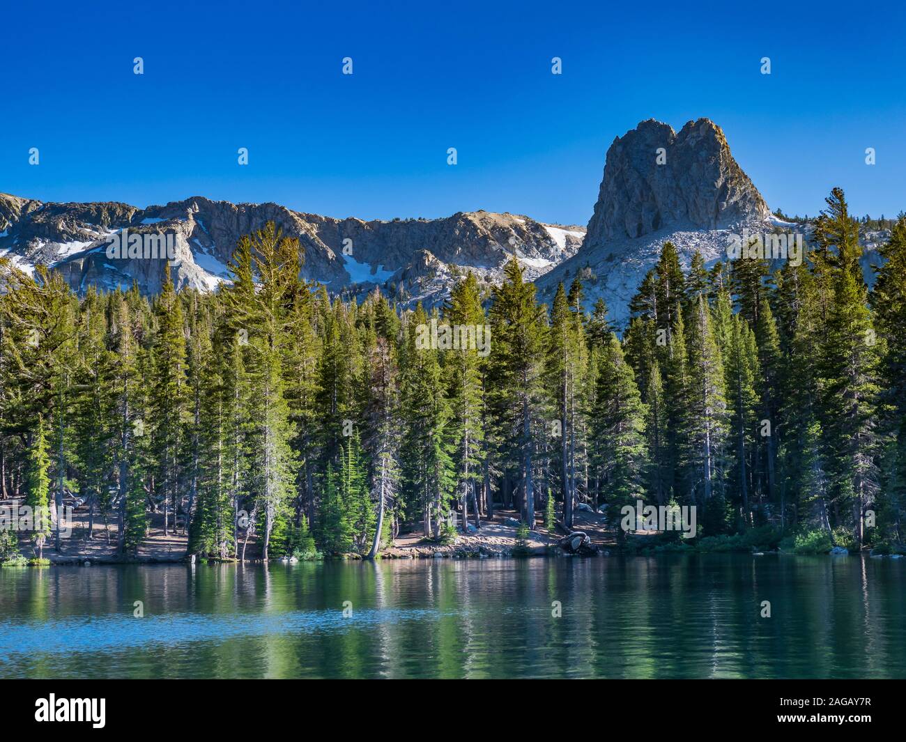 Crystal Crag und der östlichen Sierra von Lake George, Mammoth Lakes, California. Stockfoto