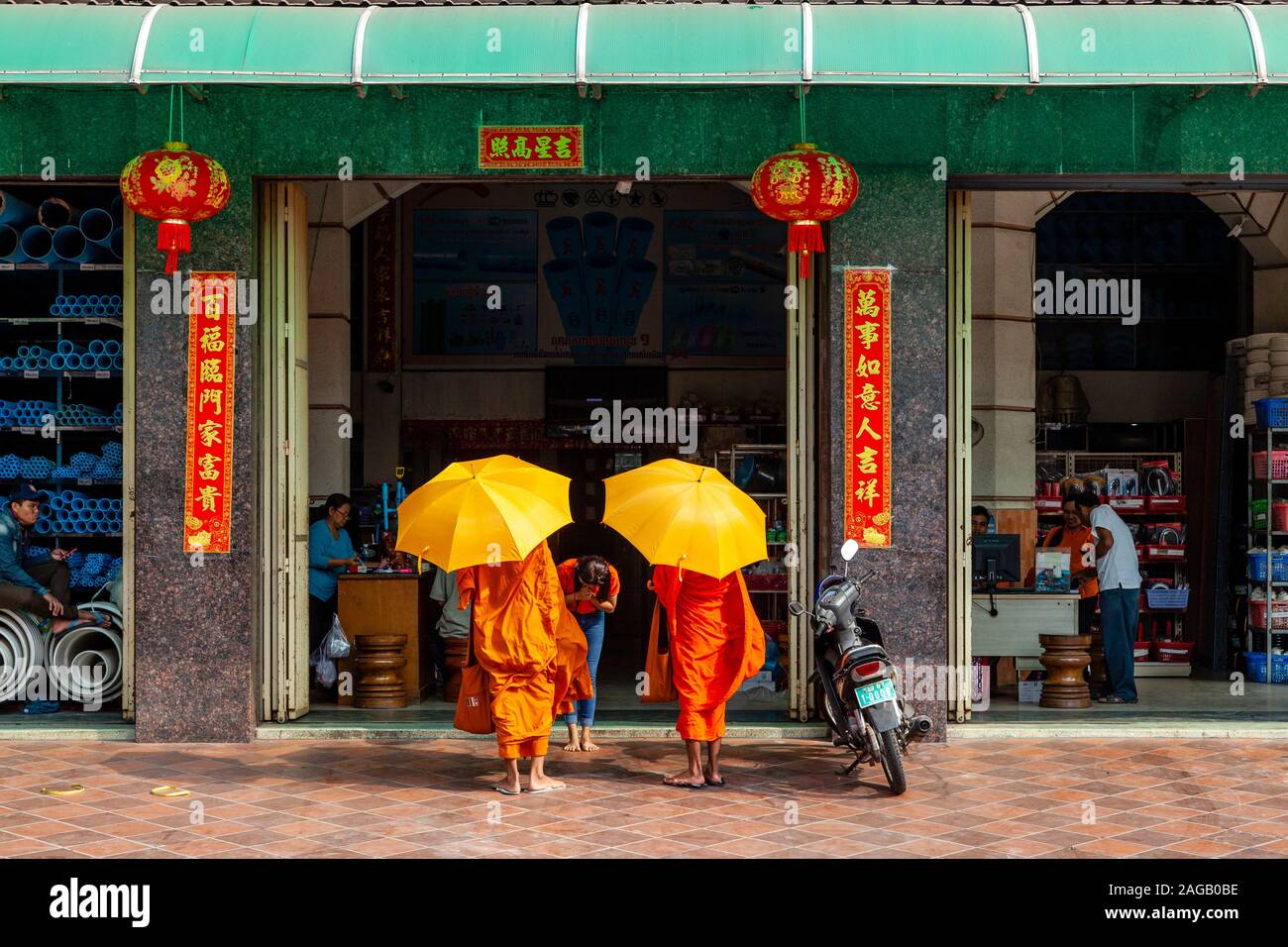 Buddhistische Mönche Sammeln von Almosen, Phnom Penh, Kambodscha. Stockfoto