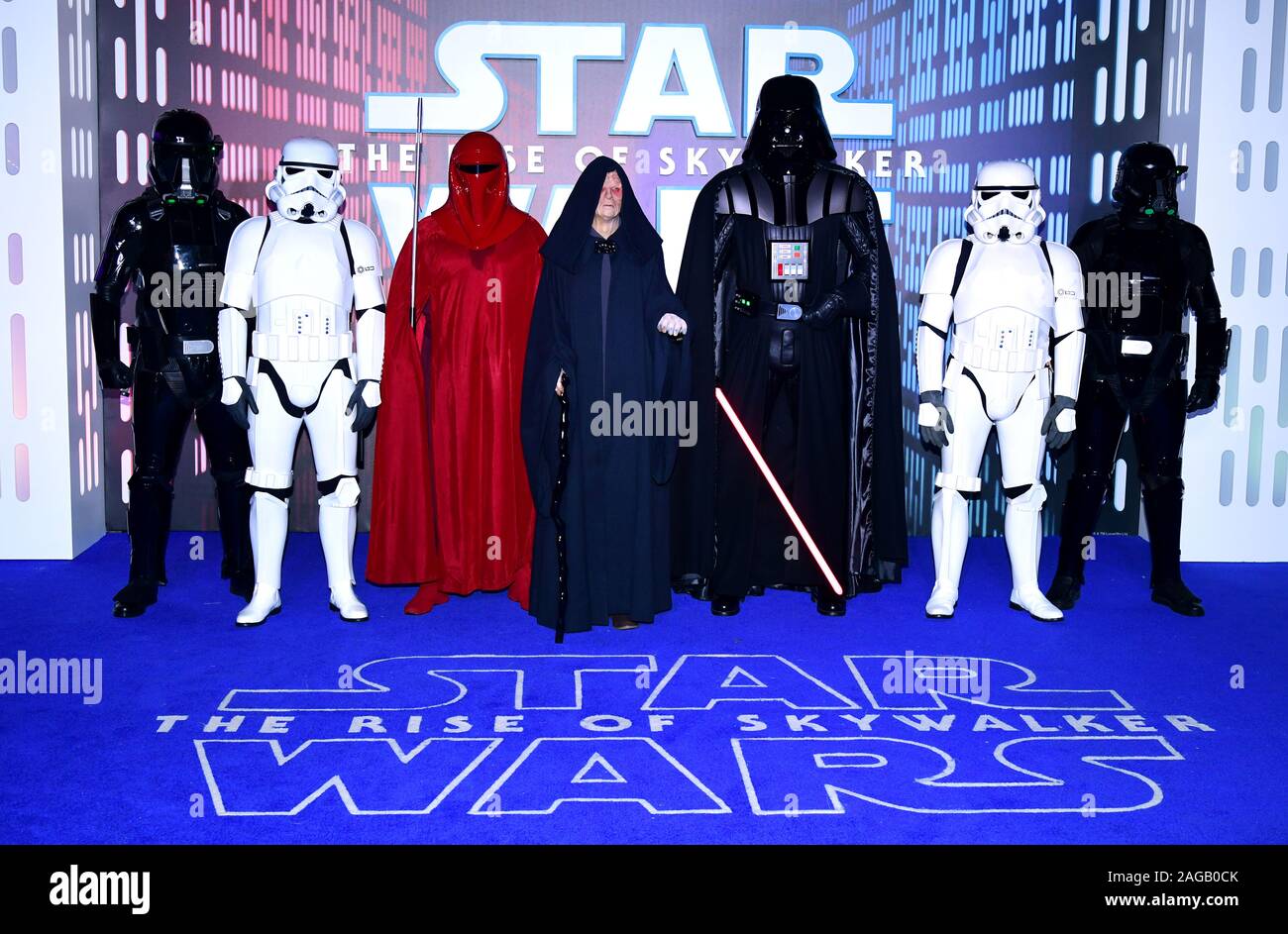 Star Wars Darth Vader, ein Imperial Royal Guard, Kaiser Palpatine und Sturmtruppen an der Star Wars: Der Aufstieg von Skywalker Premiere im Cineworld, Leicester Square, London. Stockfoto