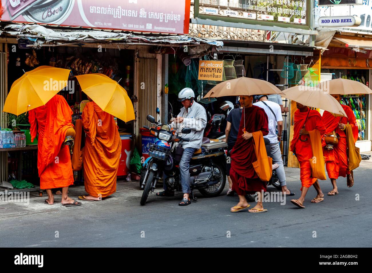 Buddhistische Mönche Sammeln von Almosen, Phnom Penh, Kambodscha. Stockfoto