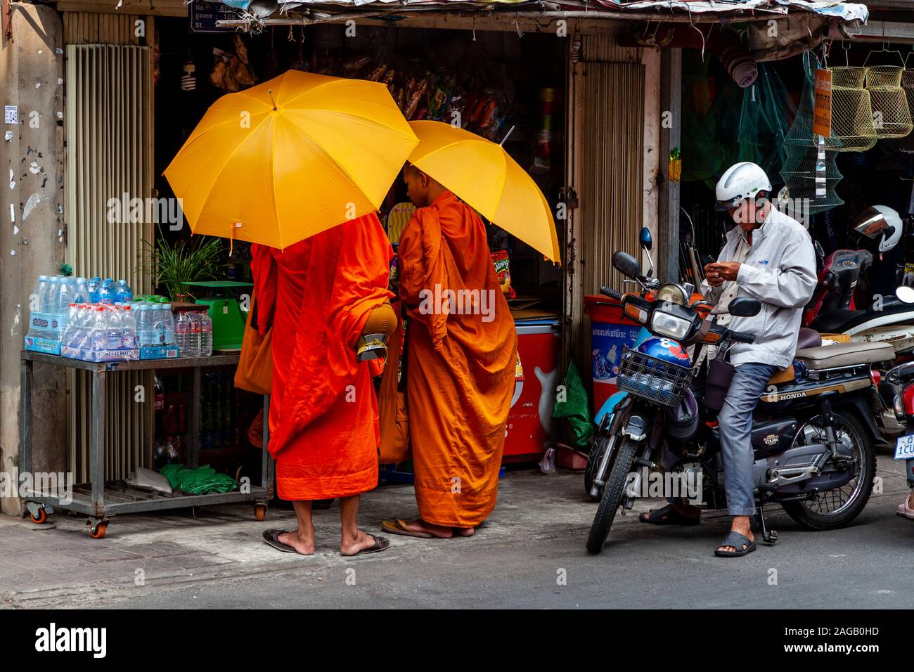 Buddhistische Mönche Sammeln von Almosen, Phnom Penh, Kambodscha. Stockfoto