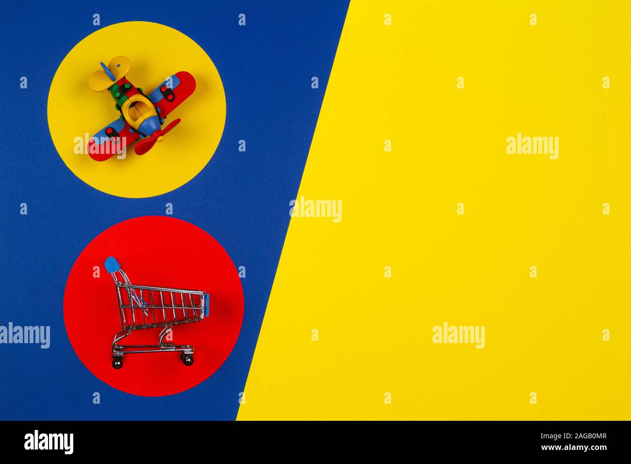 Mini Einkaufswagen Warenkorb und kleines Spielzeug Flugzeug auf Rot Gelb  navy blauen Hintergrund. Spielzeug, Kinder, online einkaufen, kaufen,  Verkauf, Rabatt Konzept Stockfotografie - Alamy