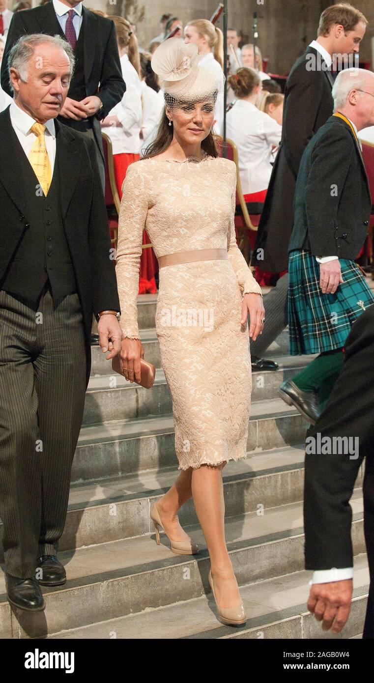 1234567 Die Königin mit Prinz Charles und die Herzogin von Cambridge an Mittagessen in Westminster Hall in London mit 700 Gästen am letzten Tag ihrer Diamantenen Jubiläum feiern durch das Nationale Orchester unterhalten. Gäste speisten auf Lachs, gefolgt von Waliser Lamm, gegrilltem Spargel, Isle of Wight Jersey Royal Kartoffeln und Schokolade Delice, Brot und Butter Pudding und Grütze mit Apfelmus. Stockfoto