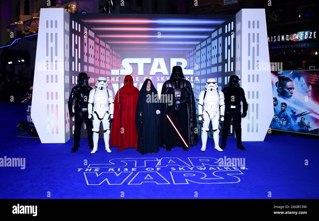 Star Wars Darth Vader, ein Imperial Royal Guard, Kaiser Palpatine und Sturmtruppen an der Star Wars: Der Aufstieg von Skywalker Premiere im Cineworld, Leicester Square, London. Stockfoto