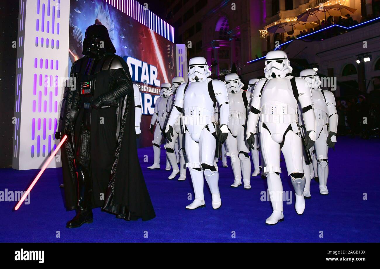 Star Wars Darth Vader Sturmtruppen an der Star Wars: Der Aufstieg von Skywalker Premiere im Cineworld, Leicester Square, London. Stockfoto