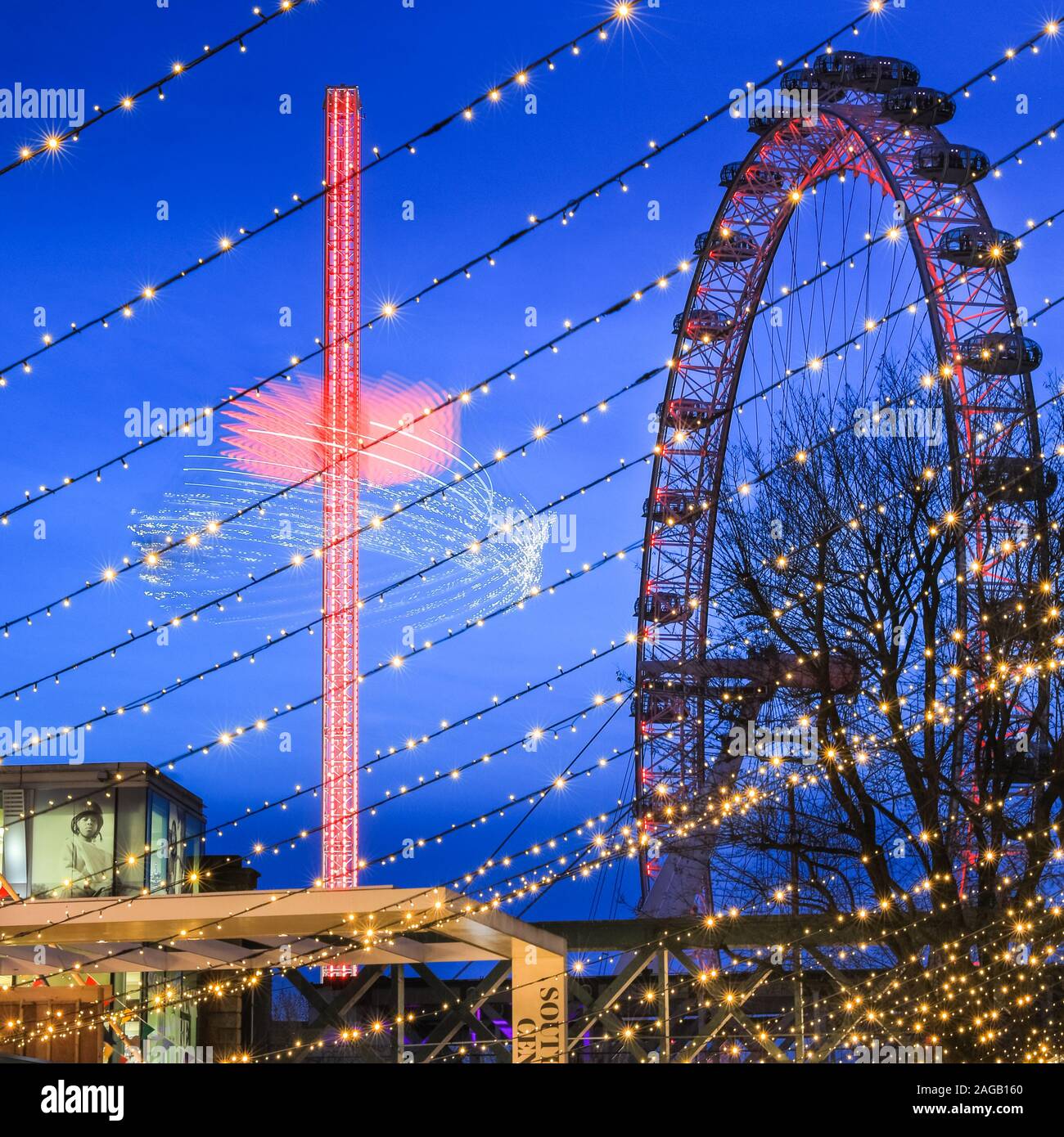 Southbank, London, 18 Uhr Dez 2019. Das London Eye, einem Jahrmarkt ride und Southbank Lichterketten Gegensatz gegen den blauen Himmel. Klarer blauer Himmel auf dem Londoner Southbank, nach einem trockenen aber kalten Tag in der Hauptstadt. Credit: Imageplotter/Alamy leben Nachrichten Stockfoto