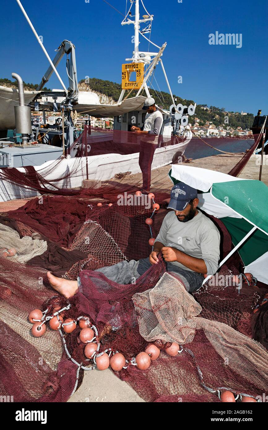 Fischer Netze Reparatur am Hafen von Zakynthos - Stadt, Insel Zakynthos, Griechenland Stockfoto