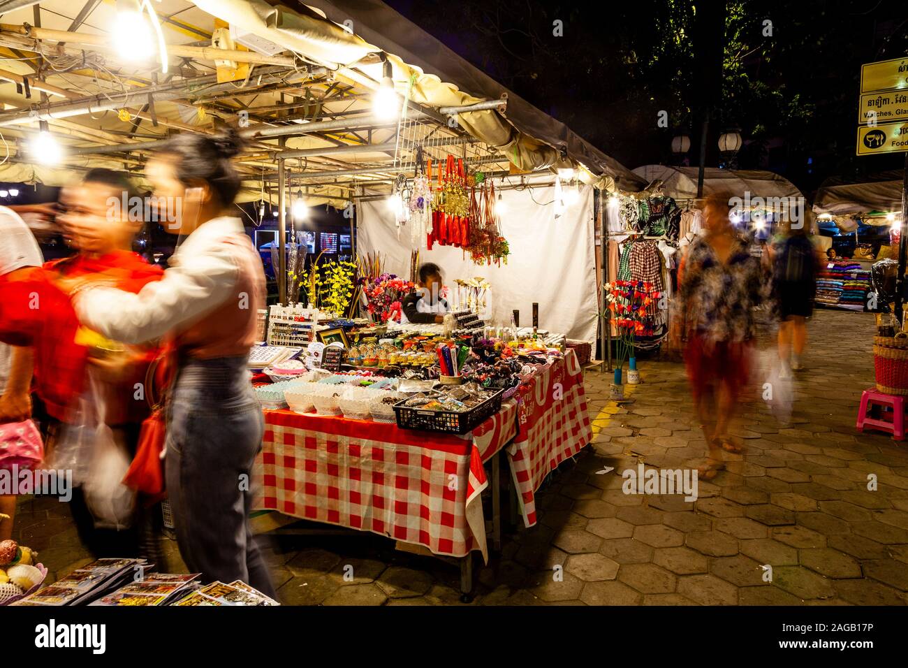 Souvenirstände Auf dem Nachtmarkt, Phnom Penh, Kambodscha. Stockfoto