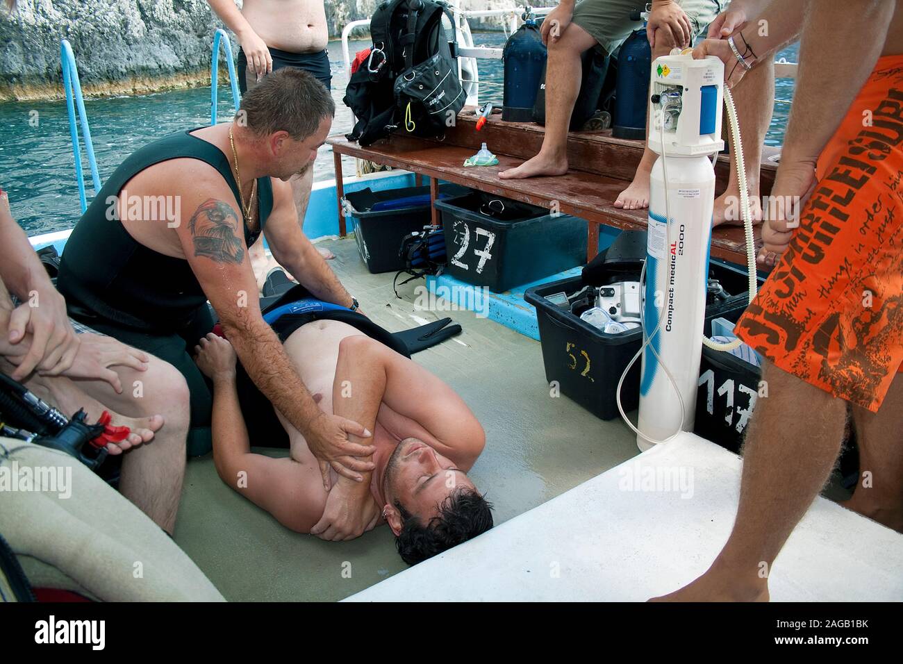 Tauchunfall, Diver subserve das Opfer mit reinem Sauerstoff auf einem Tauchboot, Limni Keriou, Zakynthos Insel, Griechenland Stockfoto