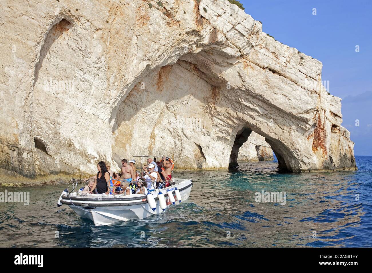 Boot mit Touristen an der Blauen Grotte, Kap Skinari, Zakynthos Insel, Griechenland Stockfoto