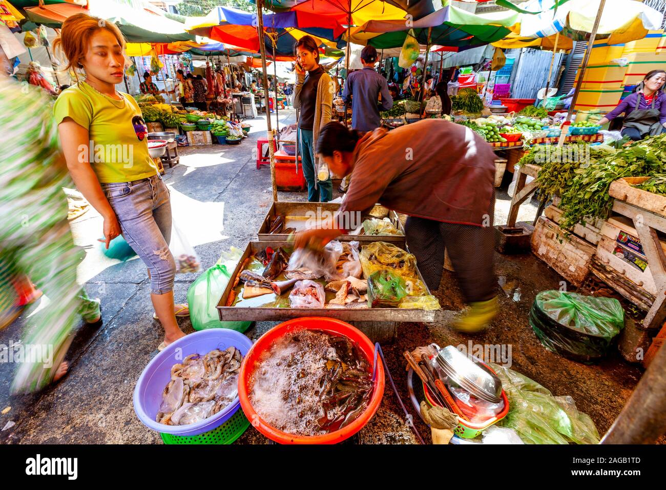 Eine lokale Frau kaufen Fisch bei Phsar Chas Market (alter Markt) in Phnom Penh, Kambodscha. Stockfoto