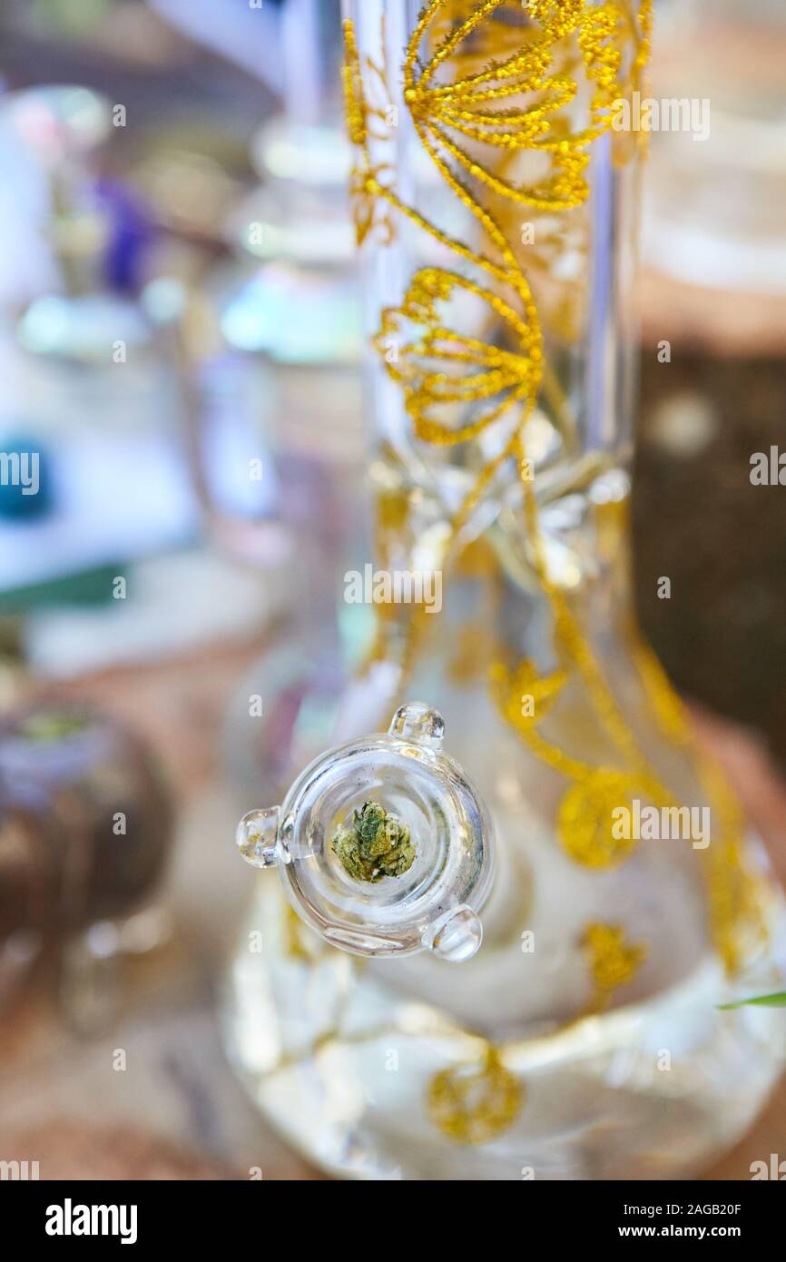 Eine vertikale closeup Schuß eines Cannabis Bong mit goldenen Mustern auf unscharfen Hintergrund Stockfoto