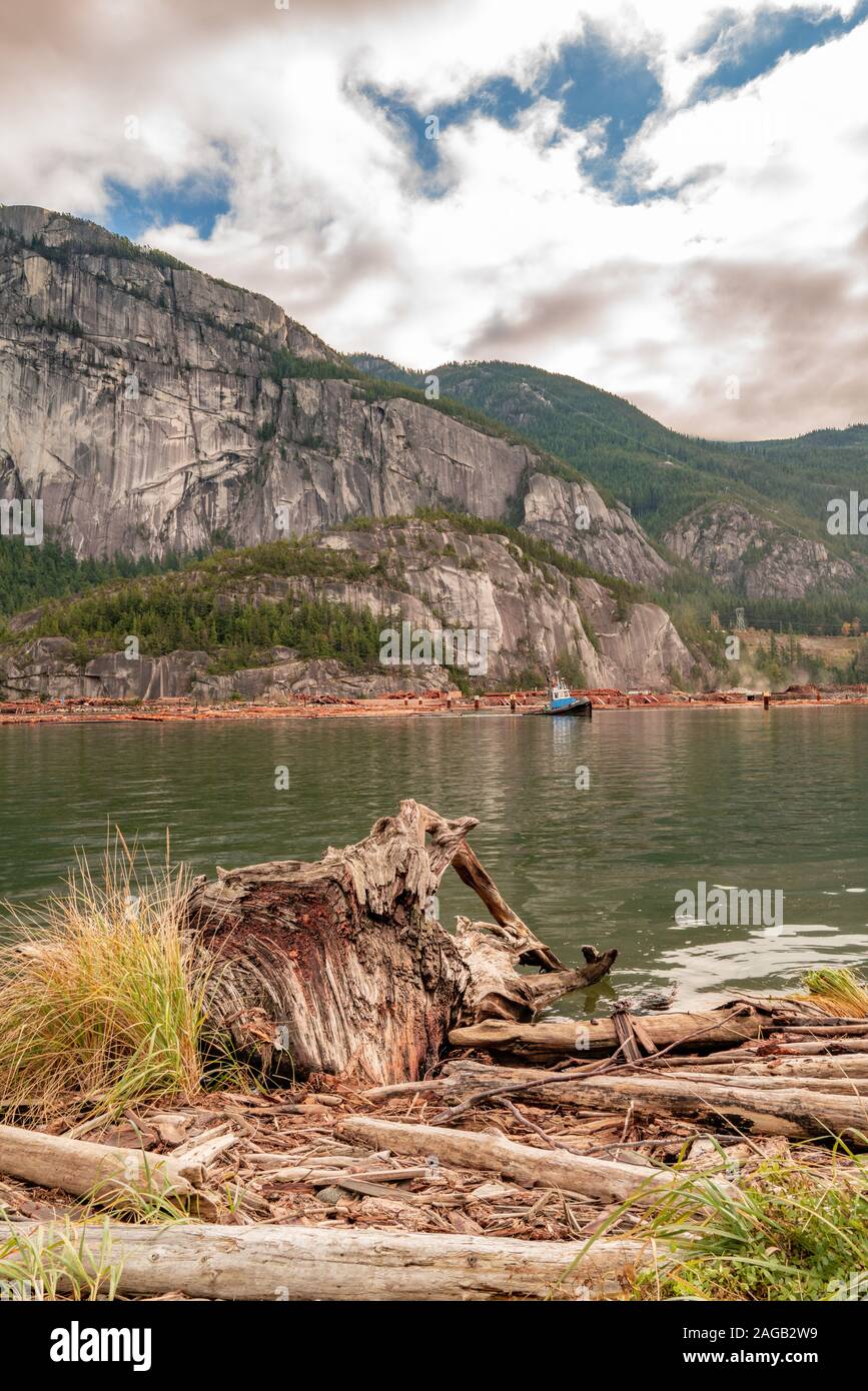 Eine niedrige Winkel Vertikaler eines Flusses durch eine bergige Landschaft in Squamish, BC Kanada umgeben Stockfoto