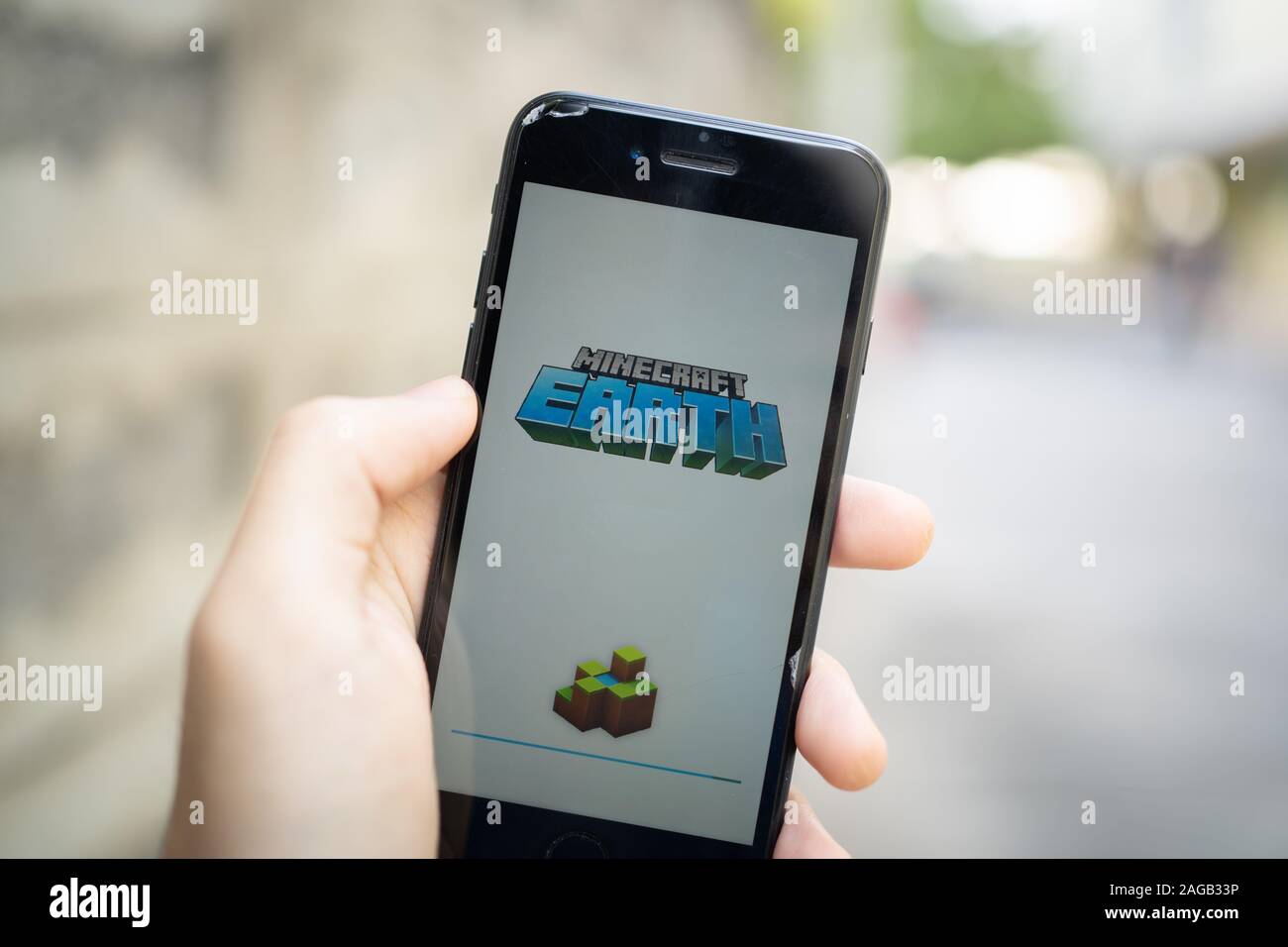 Bangkok, Thailand - 16. Dezember 2019: Apple iPhone 7 in einer Hand gehalten zeigt seinen Bildschirm mit Minecraft Earth Anwendung. Stockfoto