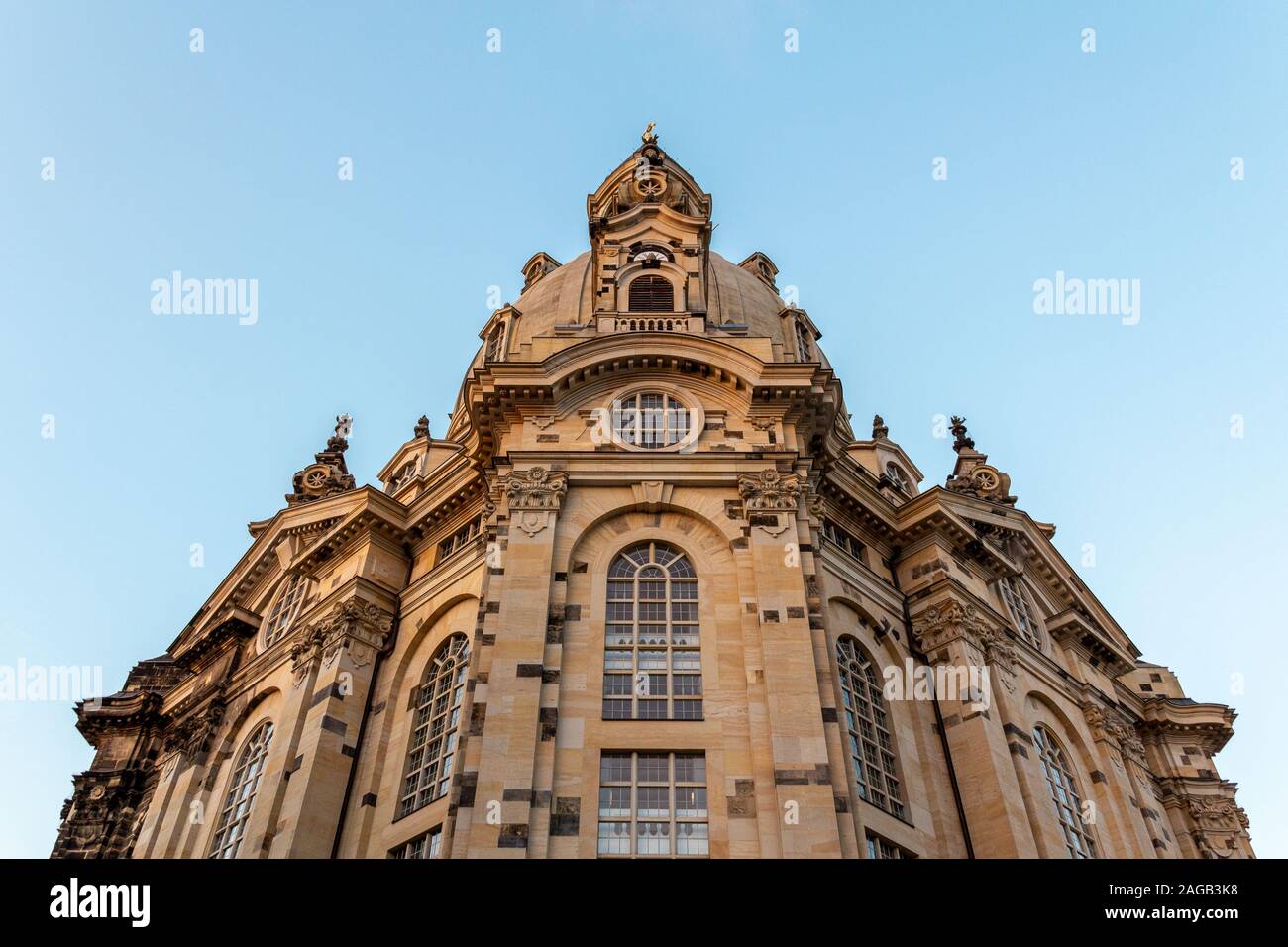 Eine niedrige Winkelschau der Fassade der Frauenkirche in Dresden kurz vor Sonnenuntergang. Stockfoto