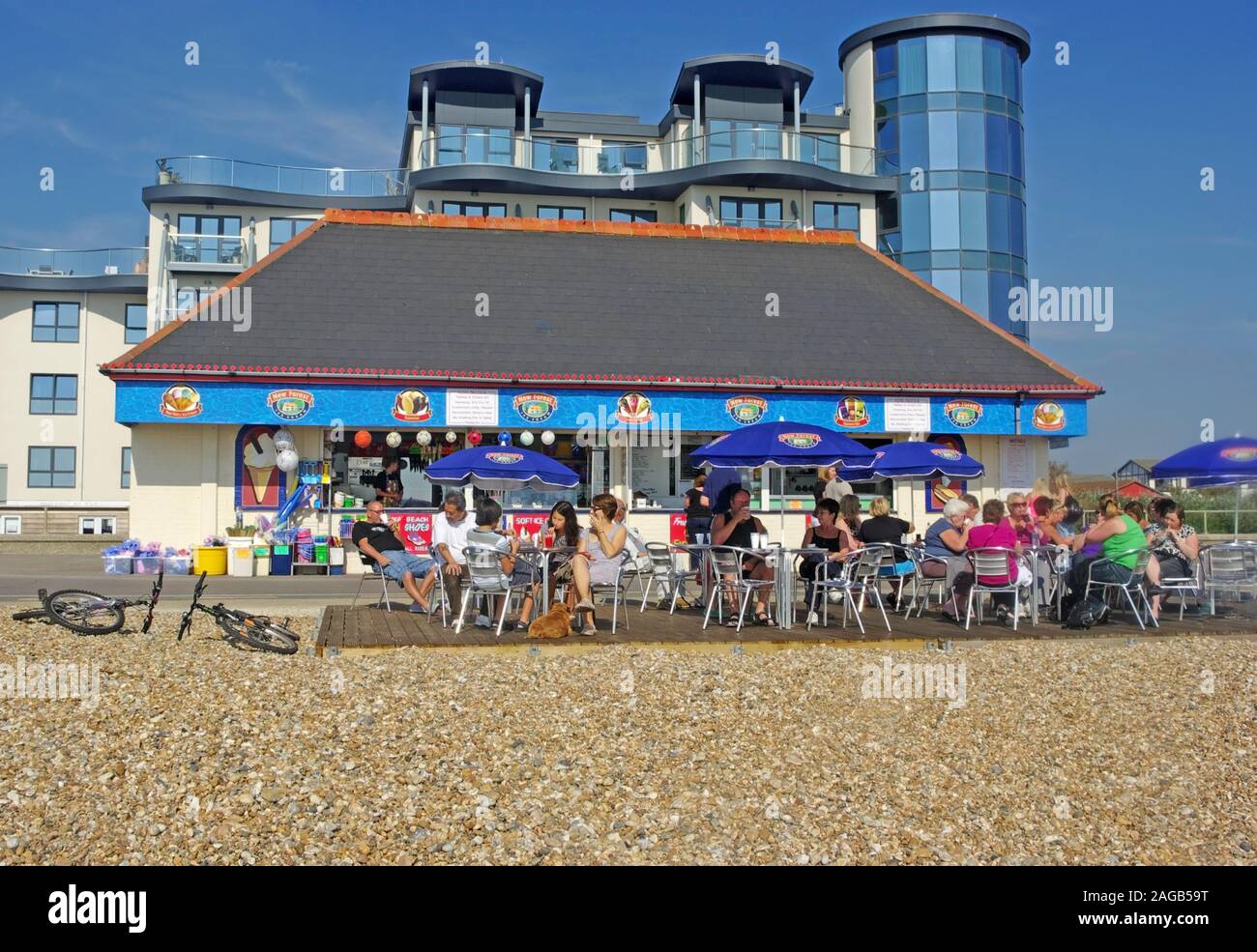 Bognor Regis, Sussex, Eis Stall und Schlange Bar, Strandpromenade Strand Stockfoto