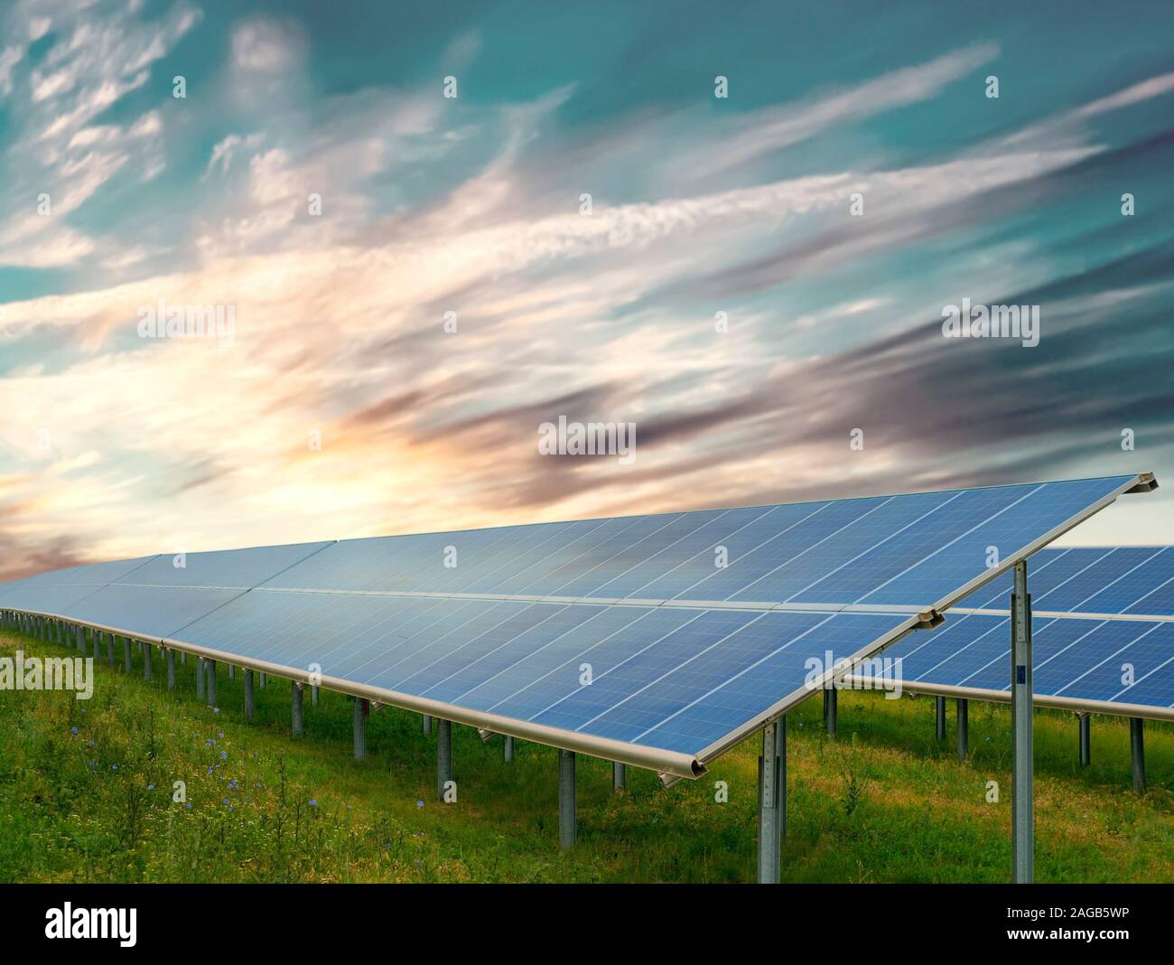 Grüne Energie Konzept: Solar Panels in sonniger Tag. Stockfoto