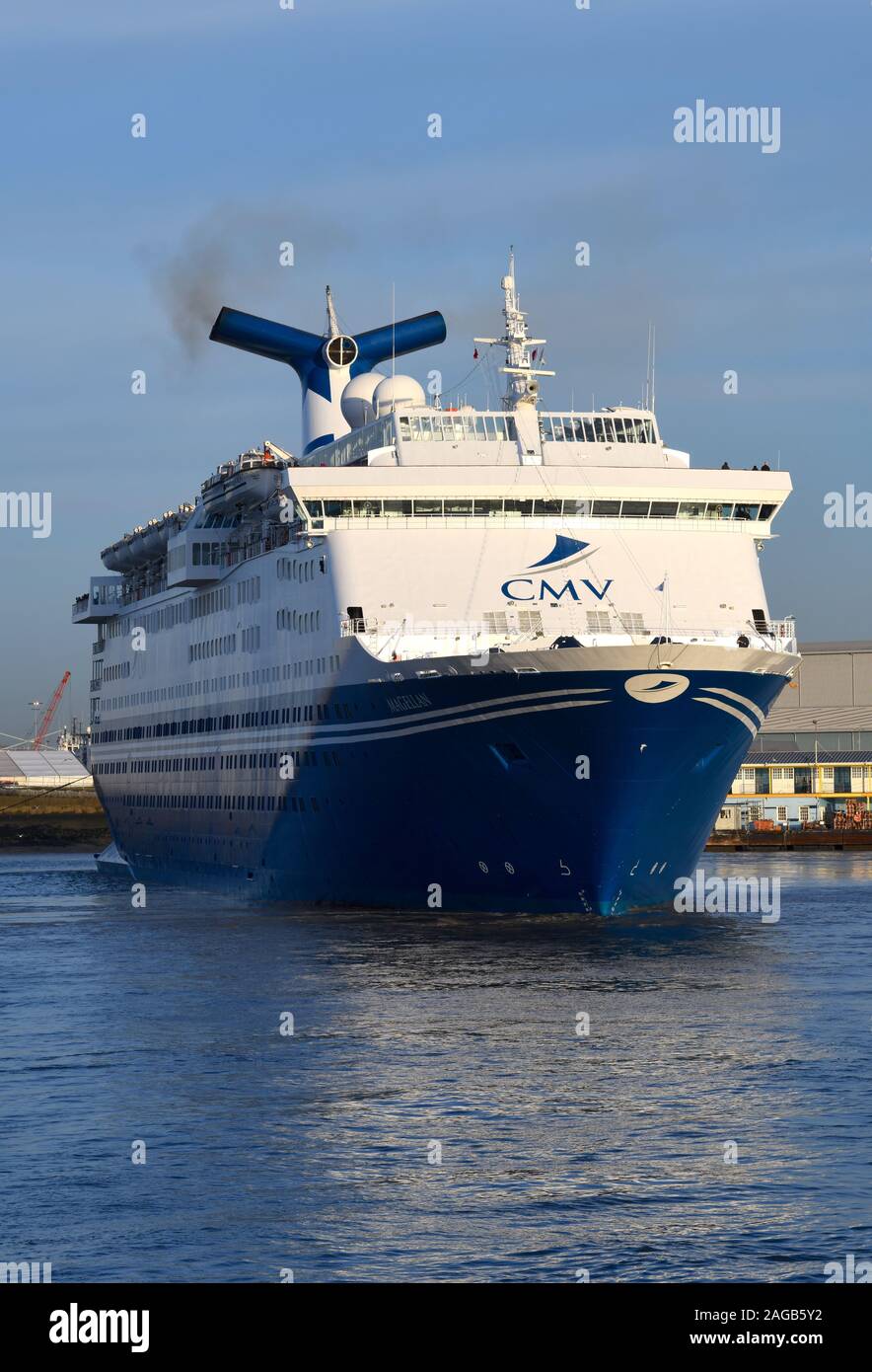 Kreuzfahrtschiff MV Magellan ist Teil der CMV-Flotte. Sie ist dargestellt in London International Cruise Terminal ankommen, Tilbury kurz nach Sonnenaufgang. Stockfoto