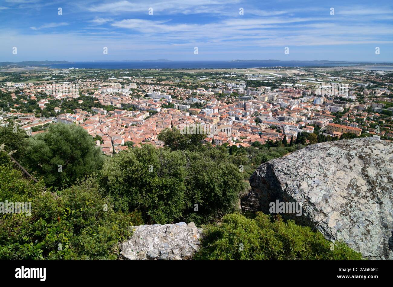 Panoramablick über Hyères mit Mittelmeer in der Ferne Var Provence Frankreich Stockfoto