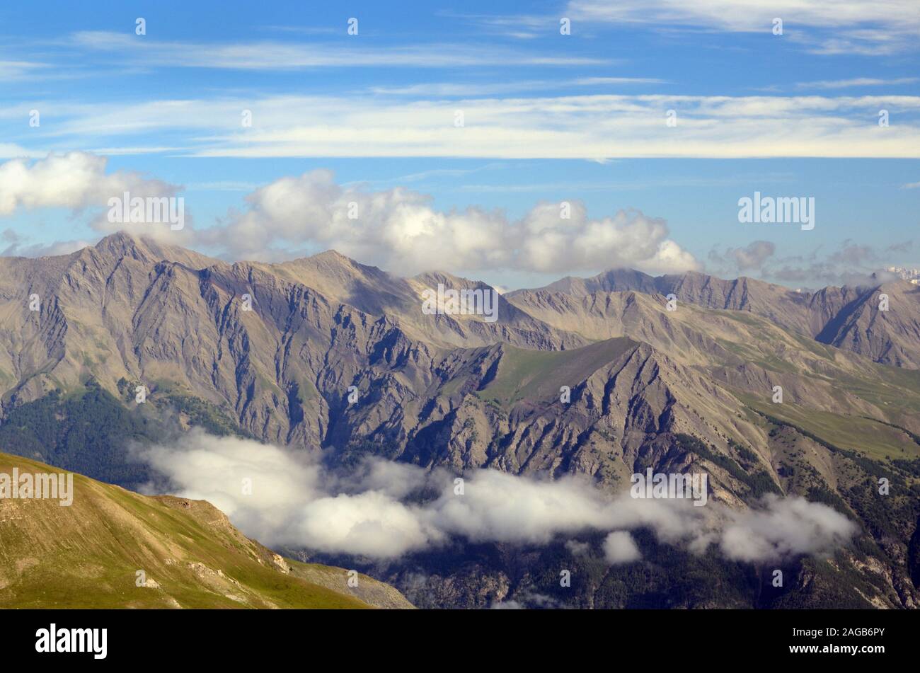 Wolkenschichten, Panorama auf die Alpen oder Panoramablick über den Nationalpark Mercantour aus der Route de la Bonette Französische Alpen Frankreich Stockfoto