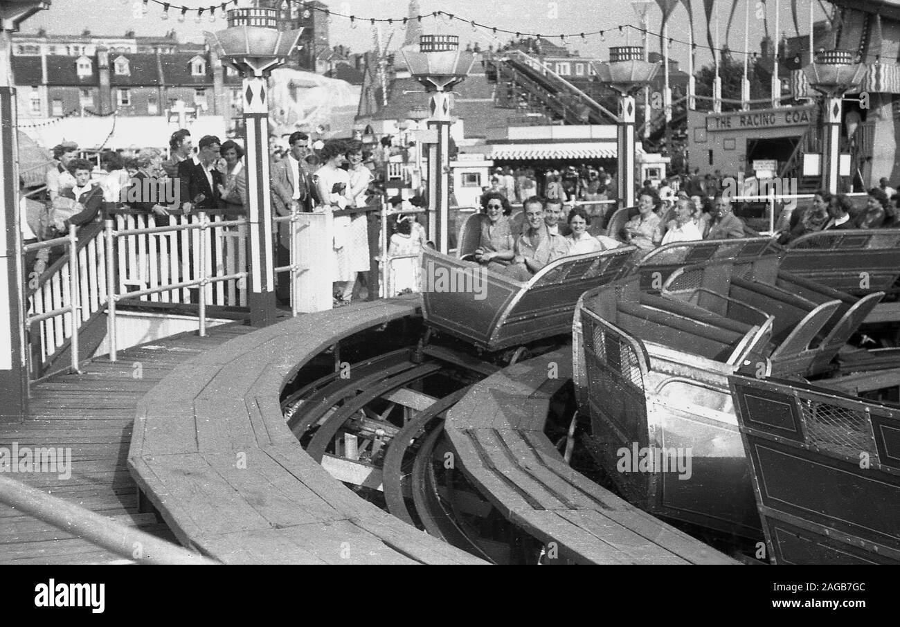 1950, historische, Personen, die eine Fahrt auf einem Jahrmarkt, England, UK. Stockfoto