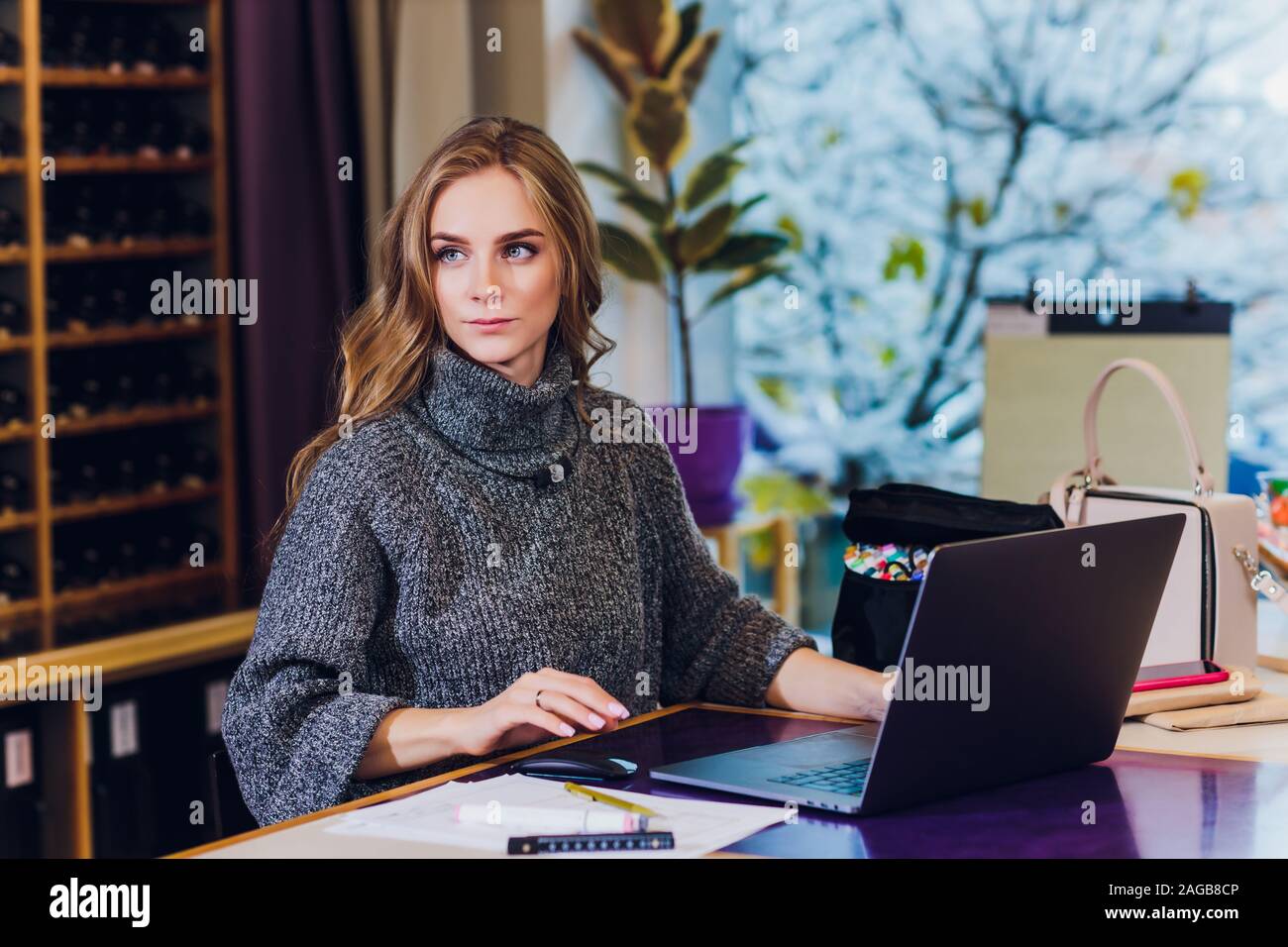 Cartoon Office Woman Sitting Stockfotos Cartoon Office
