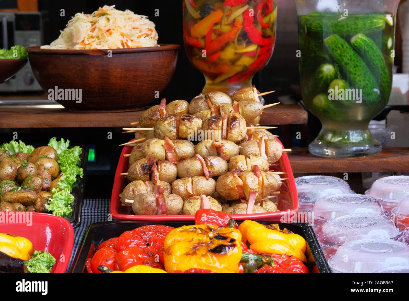 Kartoffeln mit Speck und Schinken am Spieß in. Ukrainische nationale Küche. Traditionelle Speisen. Stockfoto