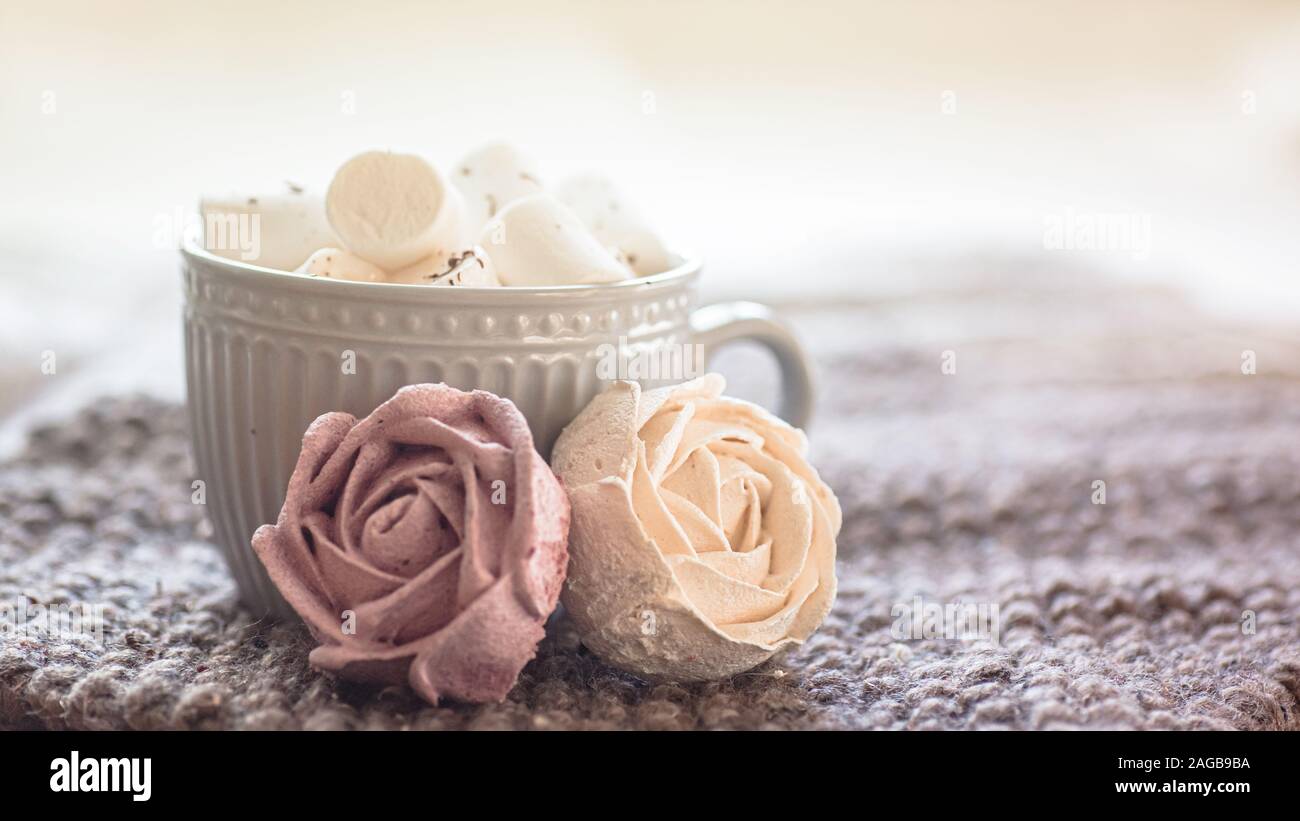White Marshmallows in einem grauen schöne Schale. Romantische Konzept. Ein süßes Geschenk zum Valentinstag. Spezialitäten aus natürlichen Produkten ohne GVO. Stockfoto