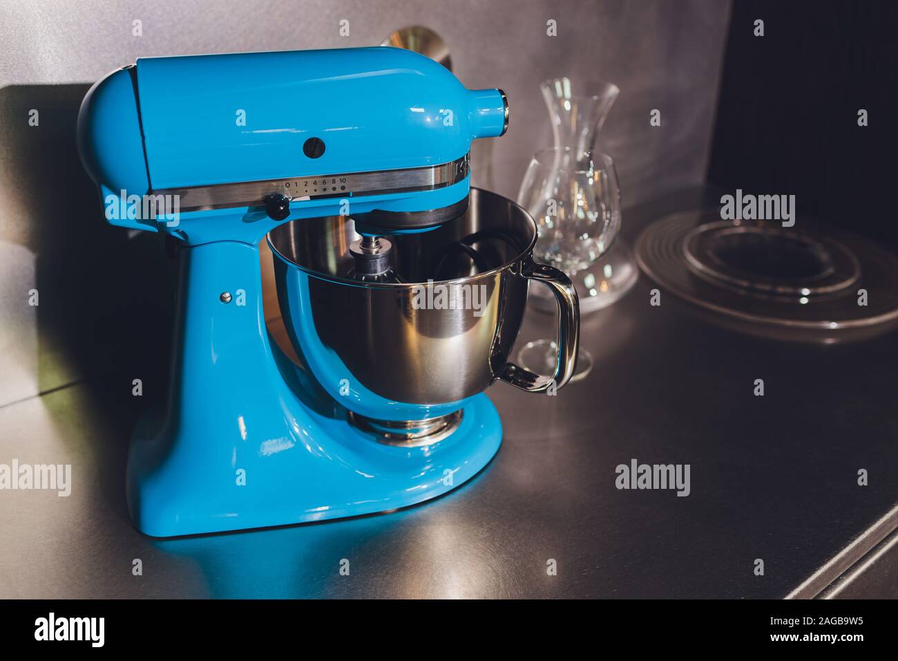 Moderne Küche Küchenmaschine auf beigen Hintergrund isoliert. Küche  universal Mixer. Multifunktionale Küchenmaschine. Elektrische Küche und  Househo Stockfotografie - Alamy