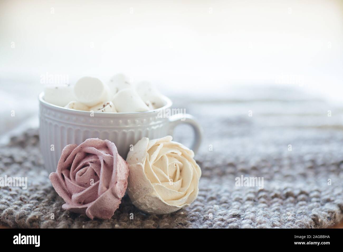 Heller Hintergrund für Frühling oder Herbst romantische Bilder. süßen Valentinstag Geschenk. Hausgemachte pink Marshmallow. Für Frau am Valentines Tag präsentieren. Stockfoto