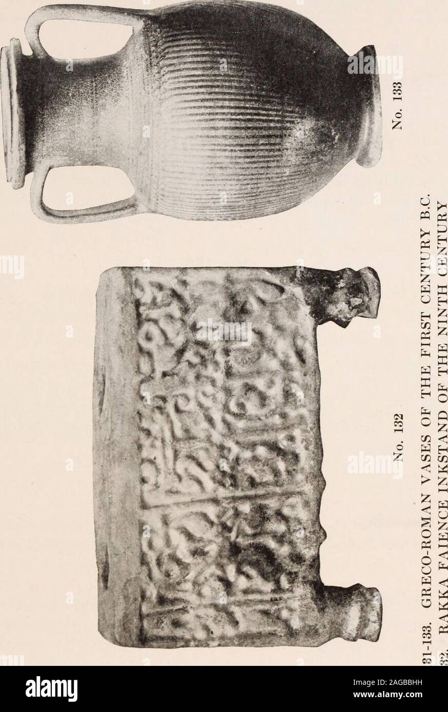 . Katalog mit einer außergewöhnlichen Sammlung von Griechischen, Saracenic, Mesopotamischen und Persischen faïences, Glas und andere Objekte der Überschreitung von Seltenheit und künstlerische Schönheit. it einem blueglaze und in der Entlastung mit Bands von Disk-Formen und semi-Rosetten verziert. Im Folgenden werden die Griffe angehoben palm Zweig Ornamen-Mutationen. (Ill.) Nr. 132 RAKKA FAYENCE TINTENFASS (9. Jahrhundert) Höhe, 8 Zoll rechteckige Form, auf vier zylindrischen Füße. Investiert mit arich grünlich Glasur. Die Oberseite ist mit zwei kreisförmige offene Sitzungen durch ein Gremium von Saracenic interlacements in Relief umgeben durchbohrt; die Seiten sind pa Stockfoto