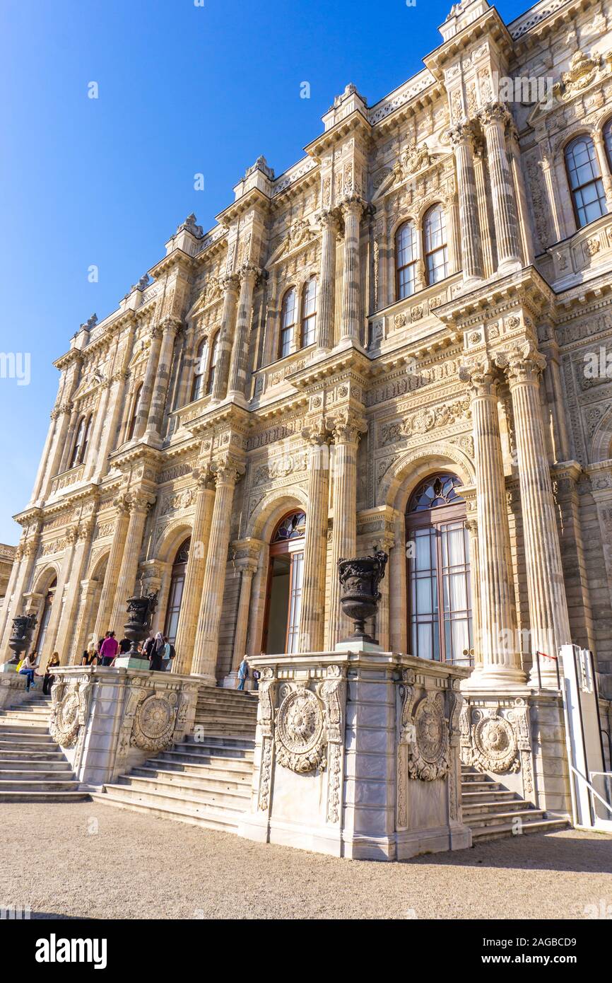 ISTANBUL, Türkei - 9 November, 2019: Nicht identifizierte Personen in Dolmabahçe-Palast in Istanbul, Türkei. Palast wurde im Jahre 1856 gebaut und diente als der wichtigsten adm Stockfoto