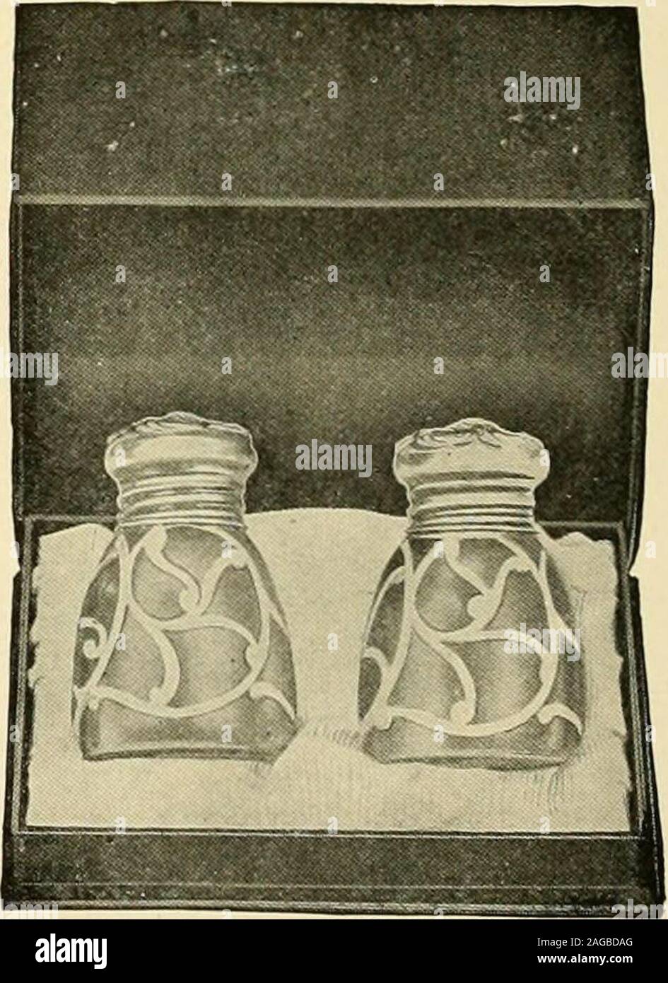 . Premium Katalog.. Nr. 117. Butter Platte, Stern unten, SilverDeposit auf Crystal Glas, 7 1/2-Zoll 60 Coupons. Nr. 127. Satz von zwei offenen Salze, SilverDeposit auf Crystal Glas, mit TwoSterling Löffel, in Kunstleder bei 48 Coupons Nr. 128. Satz von einem Salz- und Pfefferstreuer (je 2V 2 Zoll hoch). SilverDeposit auf Crystal Glas, mit Ster- ling Silber Tops, in Grün LeatheretteCase 48 Coupons Stockfoto