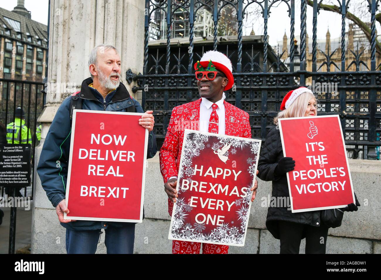 Pro-Brexit Demonstranten halten Plakate außerhalb des Parlaments während der Demonstration. Der britische Premierminister Boris Johnson hat gesagt, dass das Vereinigte Königreich die EU verlassen wird zum 31. Januar 2020 nach der Wahl 2019, in dem die konservative Partei eine Mehrheit gewonnen. Stockfoto