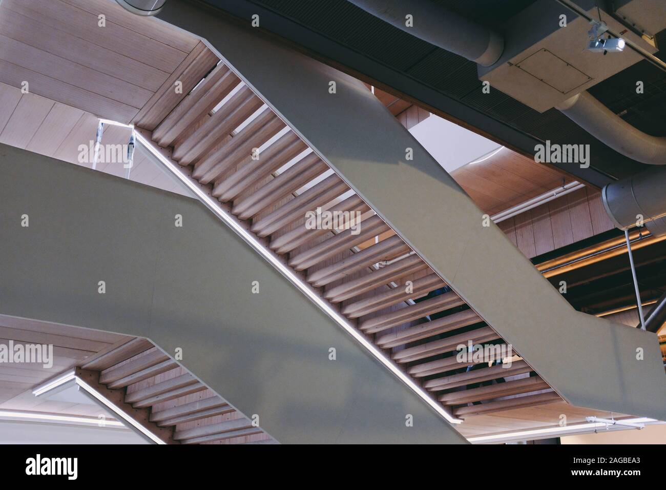 Low-Winkel Aufnahme der hölzernen Treppe in einem modernen Gebäude Stockfoto