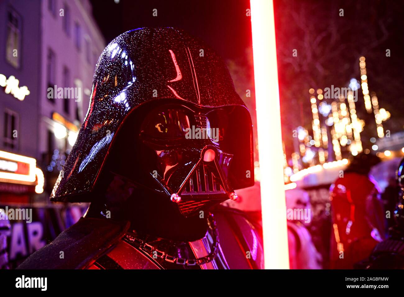 Darth Vader mit einem Lichtschwert an der Star Wars: Der Aufstieg von Skywalker Premiere im Cineworld, Leicester Square, London. Stockfoto