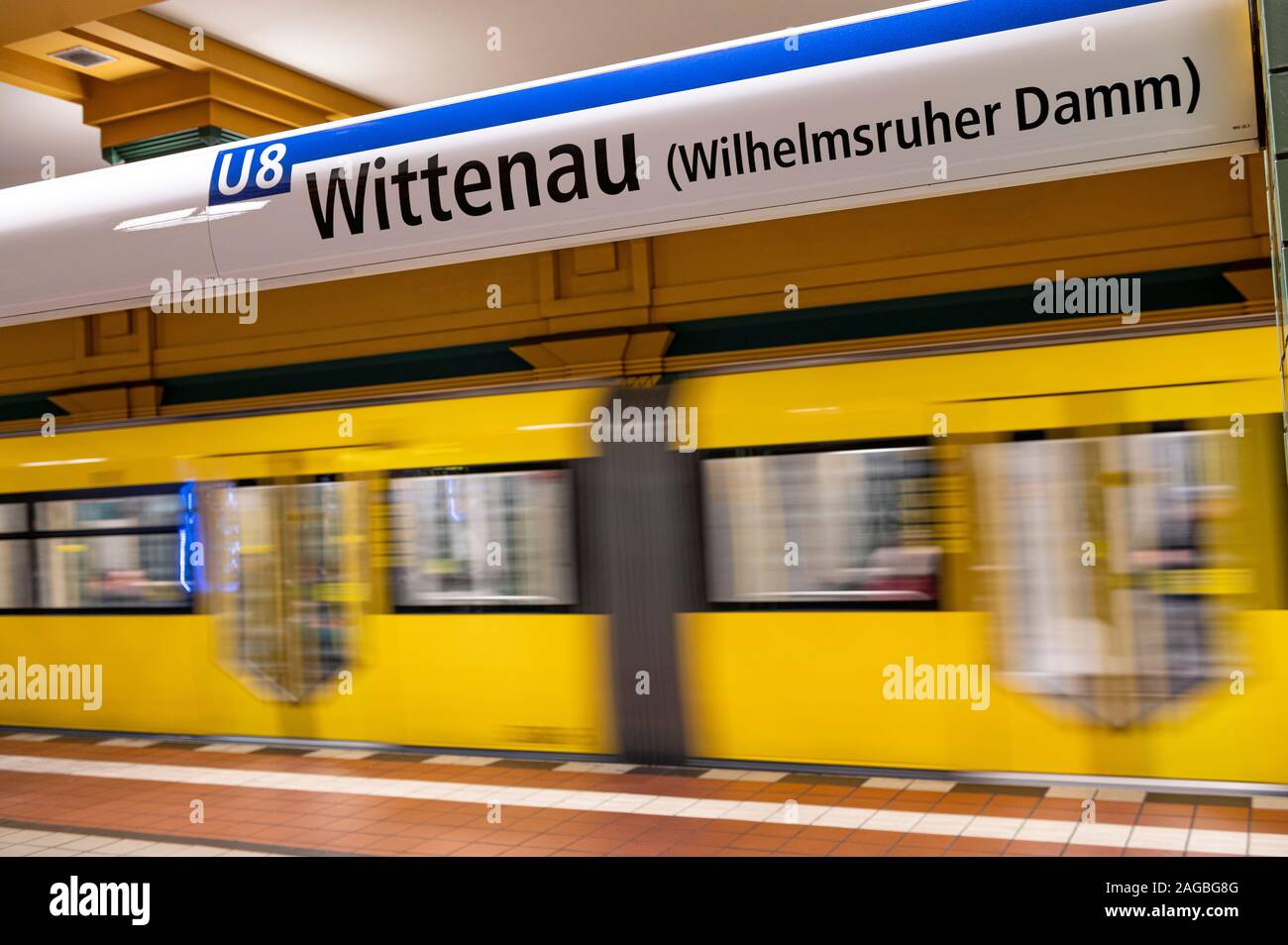 Berlin, Deutschland. 17 Dez, 2019. Die U-Bahn Linie 8 fährt in den Bahnhof Wittenau. Credit: Fabian Sommer/dpa/Alamy leben Nachrichten Stockfoto