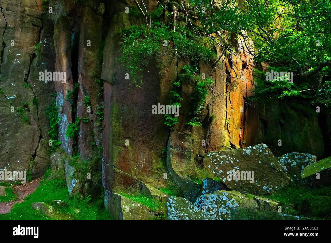 Abgebrochene gritstone Gesichter im Sonnenlicht arbeitete in Bole Hill Steinbruch in der Nähe von Grindleford, Peak District Stockfoto