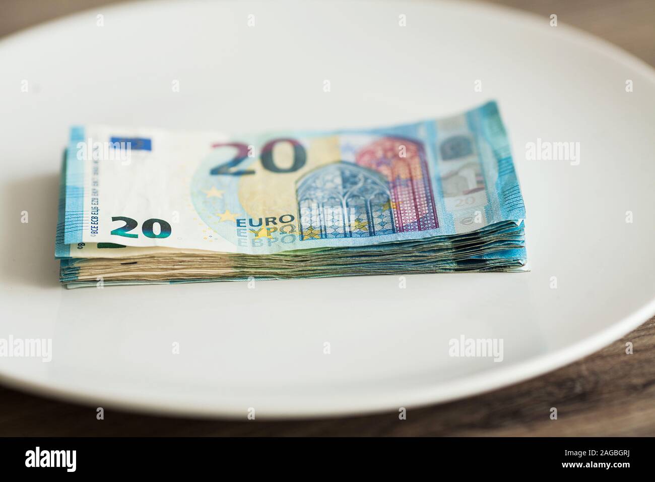 Geld liegen auf der Platte. Euro Foto. Gierig Korruption Konzept. Geschenke Idee. Stockfoto